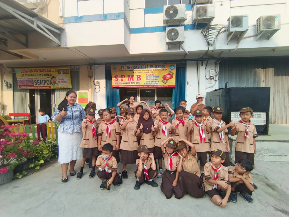 Kegiatan Pramuka murid Nusantara Plus School di depan dua unit ruko sekolah
